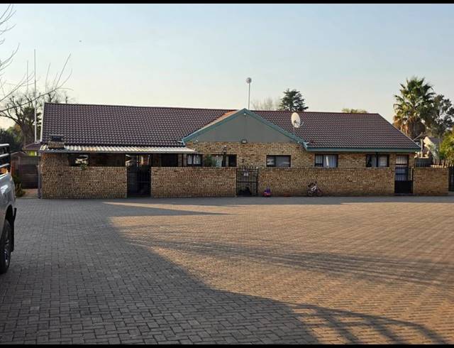 2 BEDROOM TOWNHOUSE FOR SALE IN ROODIA